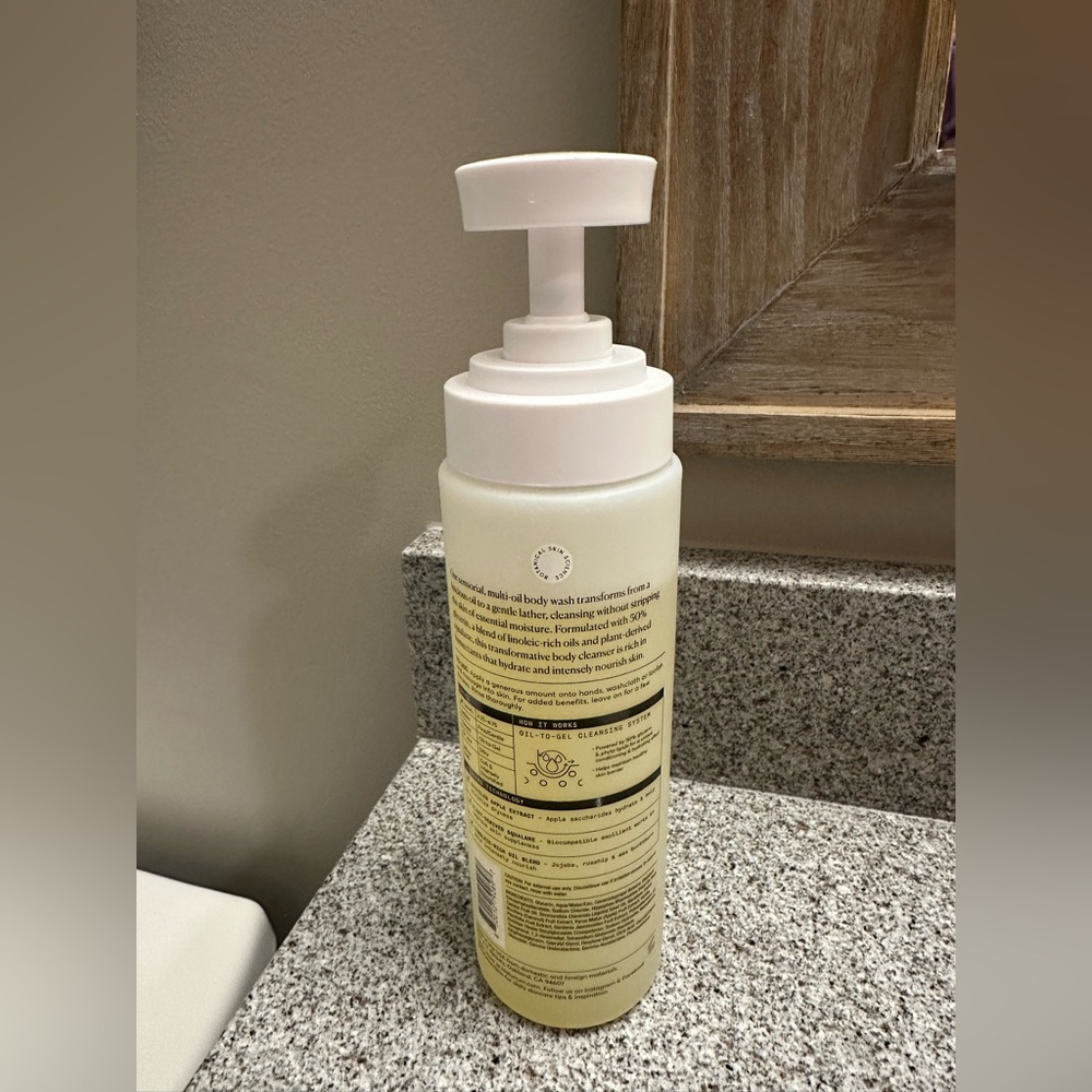 Naturium The Glow Getter Multi-Oil Hydrating Body Wash - Picture 4 of 6